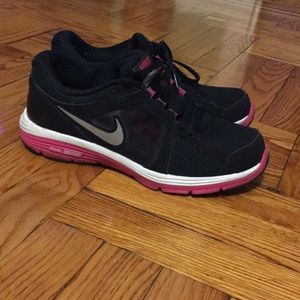 Nike dual fusion sneakers